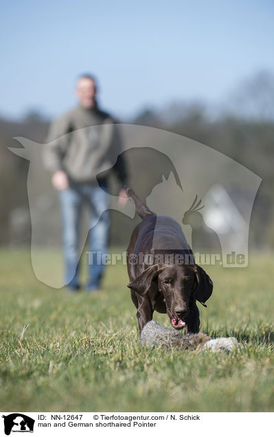 Mann und Deutsch Kurzhaar / man and German shorthaired Pointer / NN-12647