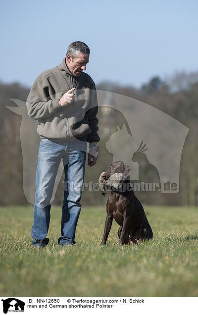 Mann und Deutsch Kurzhaar / man and German shorthaired Pointer / NN-12650