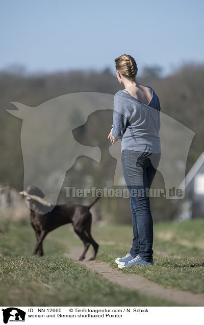 Frau und Deutsch Kurzhaar / woman and German shorthaired Pointer / NN-12660