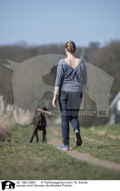 Frau und Deutsch Kurzhaar / woman and German shorthaired Pointer / NN-12661