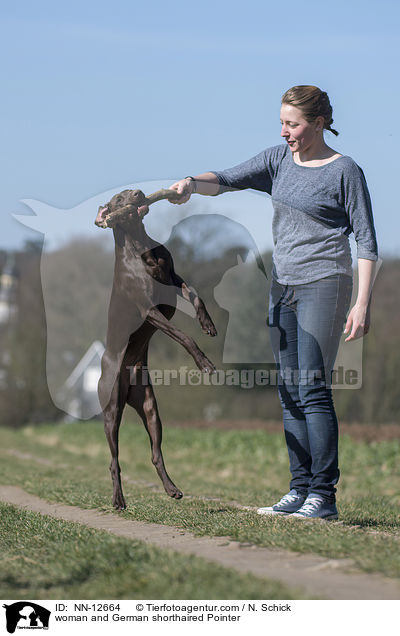 Frau und Deutsch Kurzhaar / woman and German shorthaired Pointer / NN-12664