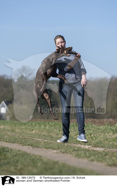 Frau und Deutsch Kurzhaar / woman and German shorthaired Pointer / NN-12670