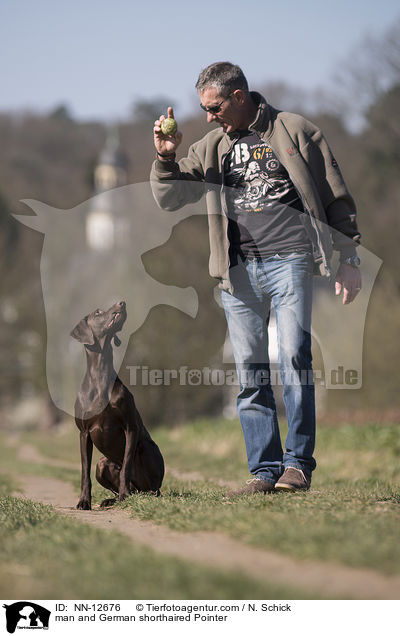 Mann und Deutsch Kurzhaar / man and German shorthaired Pointer / NN-12676