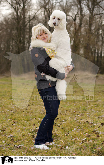 Frau und Gropudel / woman and Giant Poodle / RR-65630