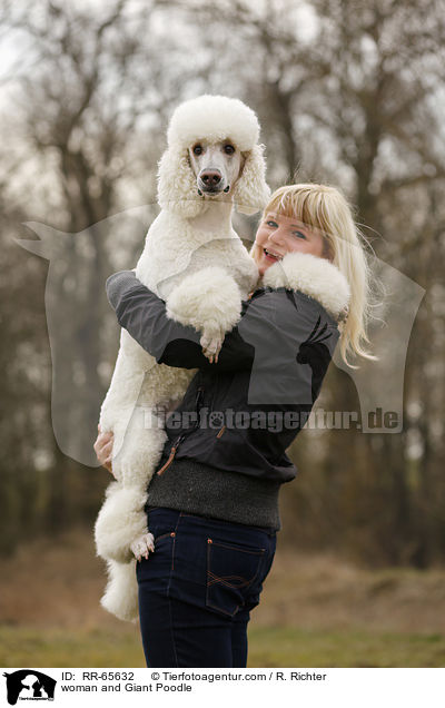 Frau und Gropudel / woman and Giant Poodle / RR-65632