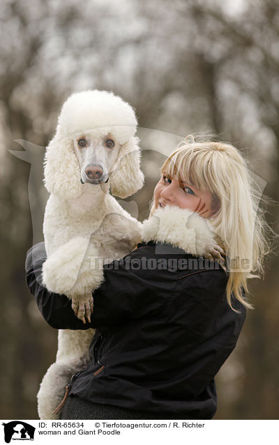 Frau und Gropudel / woman and Giant Poodle / RR-65634