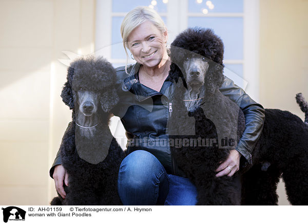 Frau mit Gropudel / woman with Giant Poodles / AH-01159