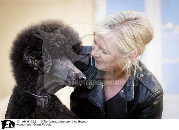 Frau mit Gropudel / woman with Giant Poodle / AH-01162
