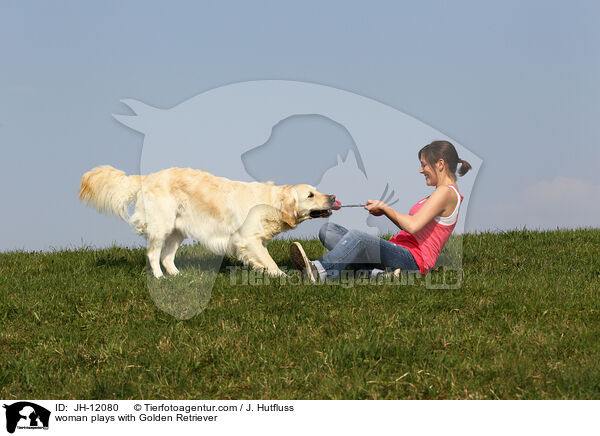 Frau spielt mit Golden Retriever / woman plays with Golden Retriever / JH-12080