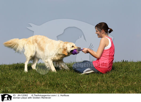 Frau spielt mit Golden Retriever / woman plays with Golden Retriever / JH-12082