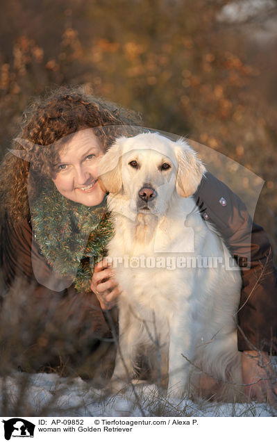 Frau mit Golden Retriever / woman with Golden Retriever / AP-09852