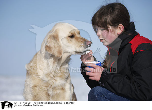 Mdchen und Golden Retriever / girl and Golden Retriever / RR-40999