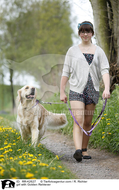 Mdchen mit Golden Retriever / girl with Golden Retriever / RR-42627