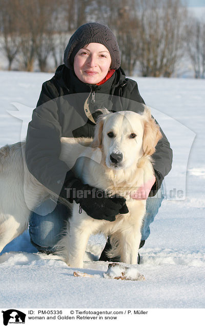 Frau mit Golden Retriever im Schnee / woman and Golden Retriever in snow / PM-05336