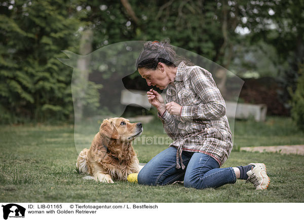 Frau mit Golden Retriever / woman with Golden Retriever / LIB-01165