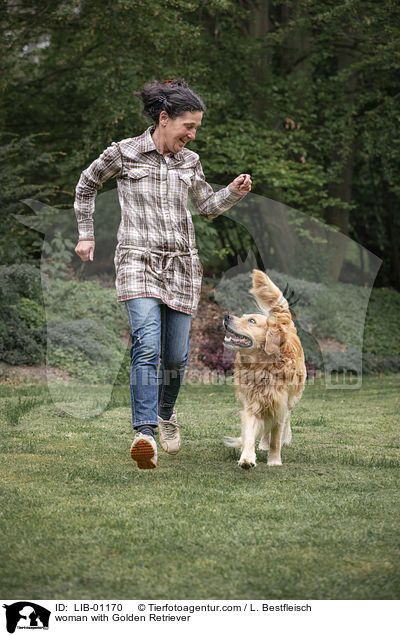 Frau mit Golden Retriever / woman with Golden Retriever / LIB-01170