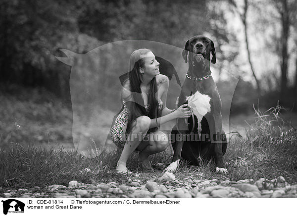 Frau und Deutsche Dogge / woman and Great Dane / CDE-01814