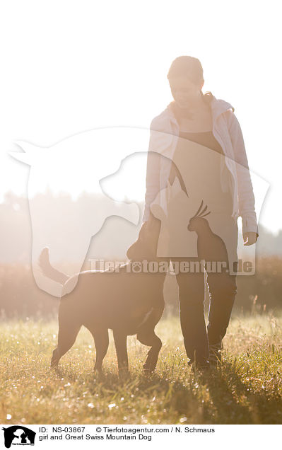 Mdchen und Groer Schweizer Sennenhund / girl and Great Swiss Mountain Dog / NS-03867