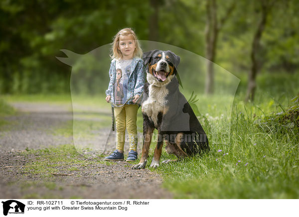 junges Mdchen mit Groem Schweizer Sennenhund / young girl with Greater Swiss Mountain Dog / RR-102711