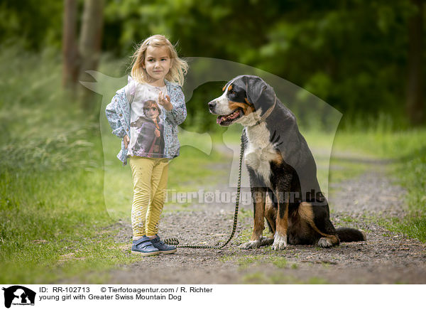 junges Mdchen mit Groem Schweizer Sennenhund / young girl with Greater Swiss Mountain Dog / RR-102713