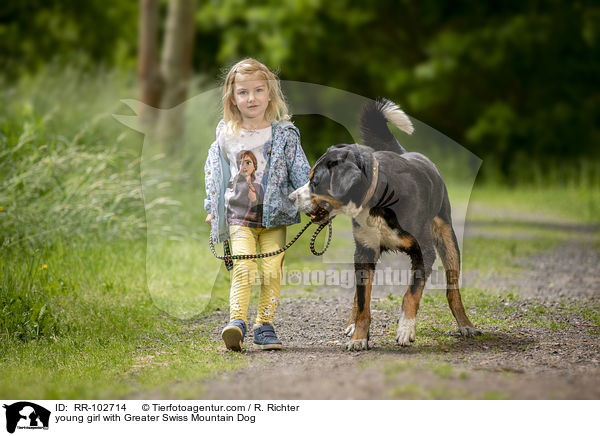 junges Mdchen mit Groem Schweizer Sennenhund / young girl with Greater Swiss Mountain Dog / RR-102714