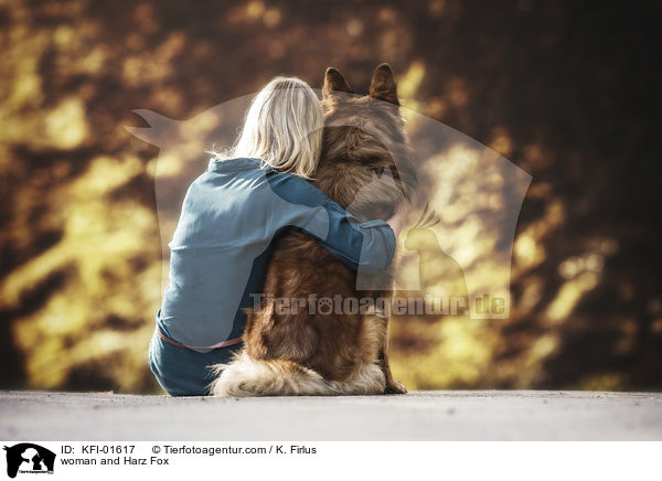 Frau und Harzer Fuchs / woman and Harz Fox / KFI-01617