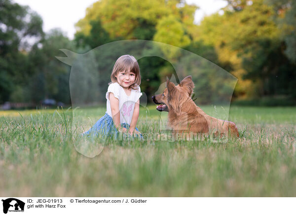 Mdchen mit Harzer Fuchs / girl with Harz Fox / JEG-01913