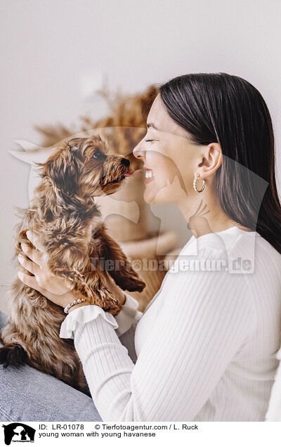 junge Frau mit jungem Havaneser / young woman with young havanese / LR-01078