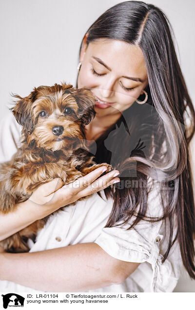 junge Frau mit jungem Havaneser / young woman with young havanese / LR-01104