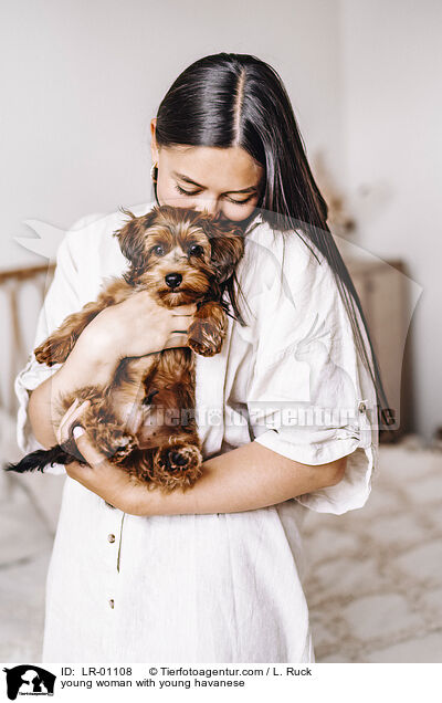 junge Frau mit jungem Havaneser / young woman with young havanese / LR-01108