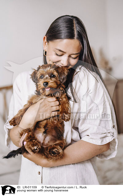 junge Frau mit jungem Havaneser / young woman with young havanese / LR-01109