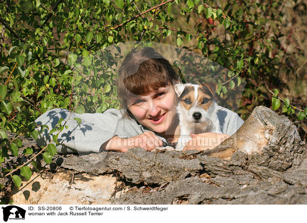 Frau mit Parson Russell Terrier / woman with Parson Russell Terrier / SS-20806