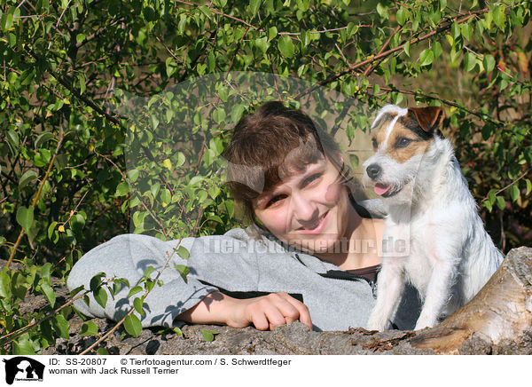 Frau mit Parson Russell Terrier / woman with Parson Russell Terrier / SS-20807