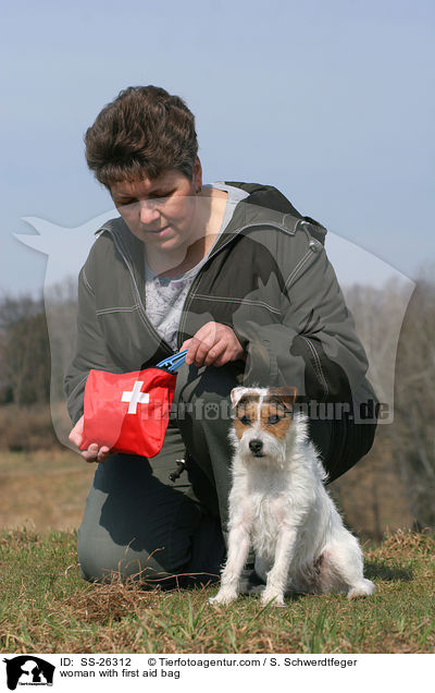 Frau mit Erste-Hilfe-Tasche / woman with first aid bag / SS-26312