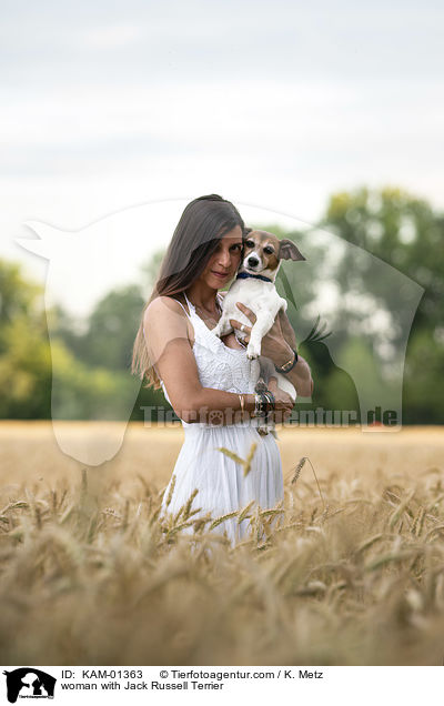 Frau mit Jack Russell Terrier / woman with Jack Russell Terrier / KAM-01363
