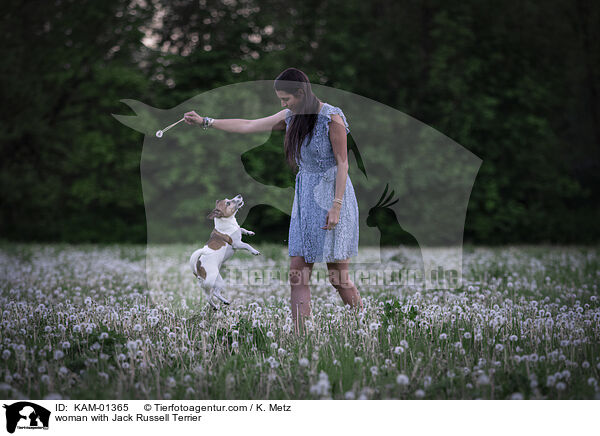 Frau mit Jack Russell Terrier / woman with Jack Russell Terrier / KAM-01365