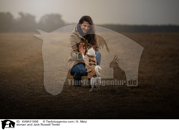 Frau und Jack Russell Terrier / woman and Jack Russell Terrier / KAM-01996