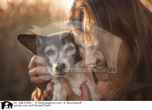 Frau und Jack Russell Terrier / woman and Jack Russell Terrier / SIB-01652