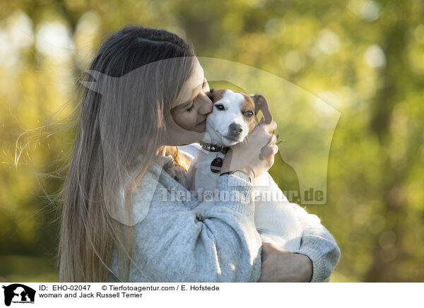 Frau und Jack Russell Terrier / woman and Jack Russell Terrier / EHO-02047