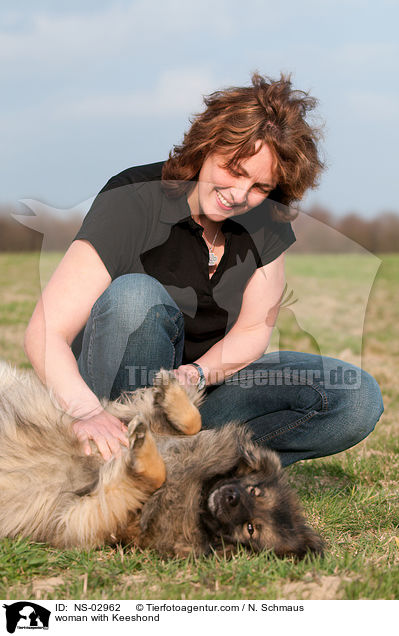 Frau mit Wolfsspitz / woman with Keeshond / NS-02962