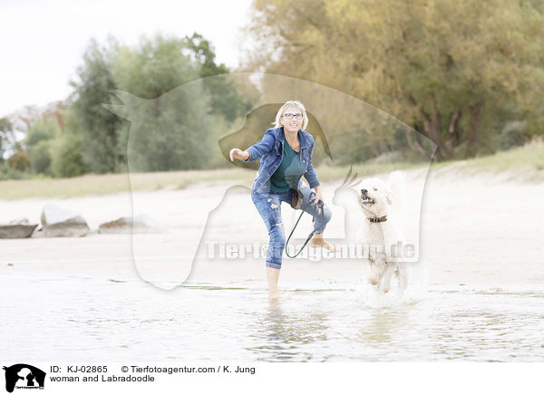 Frau und Labradoodle / woman and Labradoodle / KJ-02865