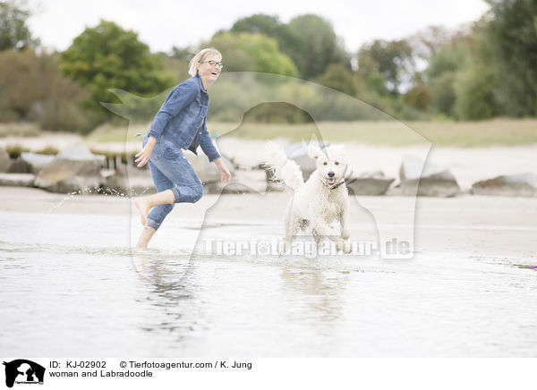 Frau und Labradoodle / woman and Labradoodle / KJ-02902