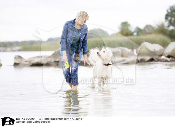 Frau und Labradoodle / woman and Labradoodle / KJ-02909