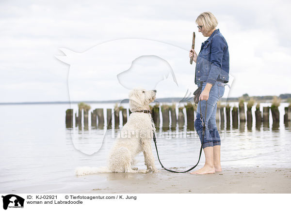 Frau und Labradoodle / woman and Labradoodle / KJ-02921