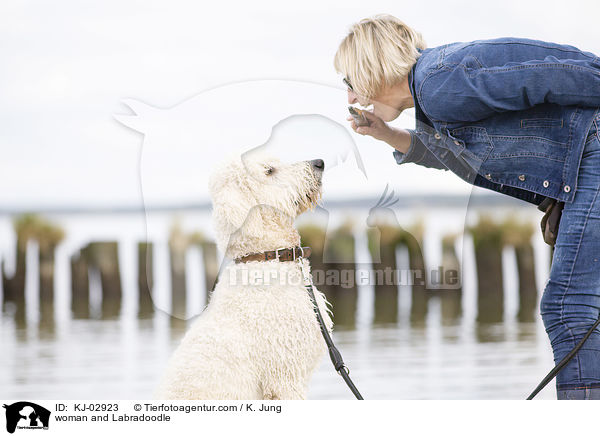 Frau und Labradoodle / woman and Labradoodle / KJ-02923