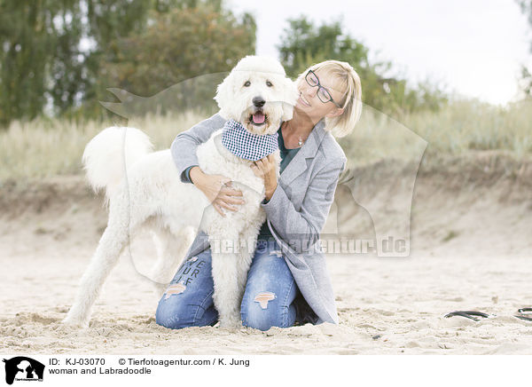 Frau und Labradoodle / woman and Labradoodle / KJ-03070