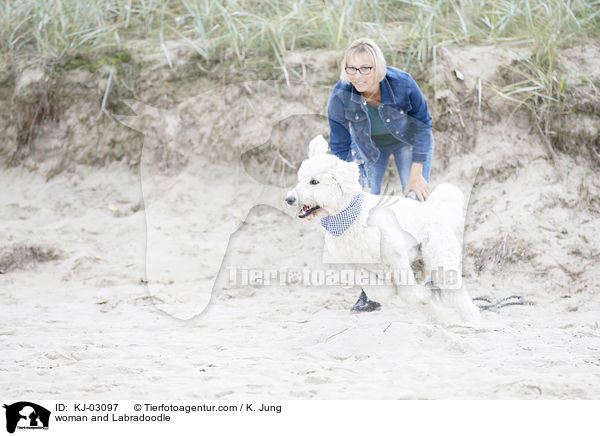 Frau und Labradoodle / woman and Labradoodle / KJ-03097