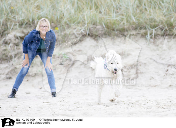 Frau und Labradoodle / woman and Labradoodle / KJ-03109