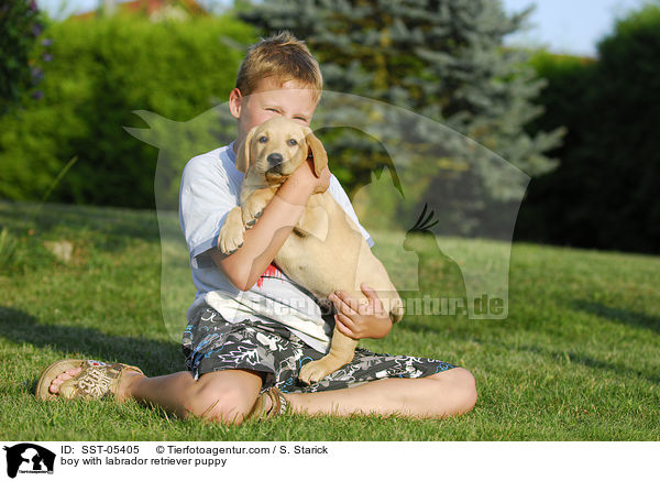 Junge und Labrador Retriever Welpe / boy with labrador retriever puppy / SST-05405
