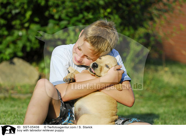 Junge und Labrador Retriever Welpe / boy with labrador retriever puppy / SST-05408